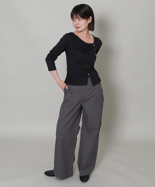 libelle more(リベル モア)の「フロントタックアシンメリブトップス(Tシャツ/カットソー・レディース・ブラック/ネイビー/アイボリー/ボルドー・M)」の8枚目の写真