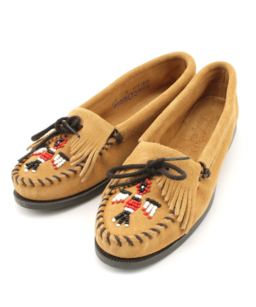 Minnetonka(ミネトンカ)の「MINNETONKA:①-0368 MOCASSIN(その他シューズ・レディース・グレー/ベージュ・6/7/8)」の1枚目の写真