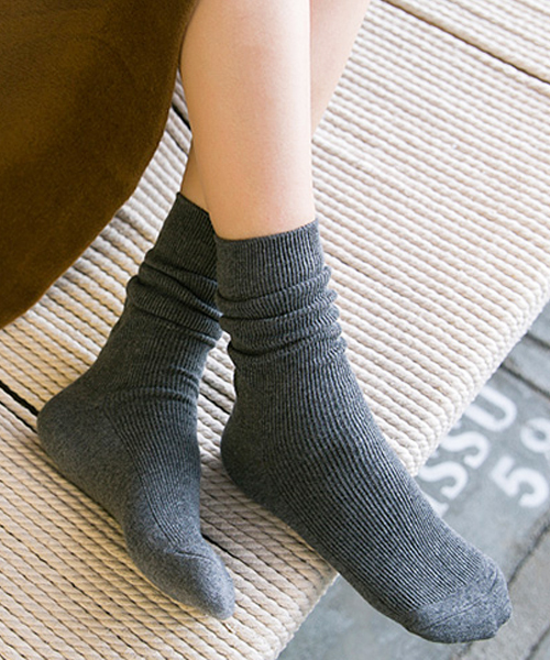 Fun & Daily（ファンアンドデイリー）の「F&D : リブ編みナチュラルソックス（ソックス/靴下・レディース・グレー/チャコールグレー/ワインレッド/マスタード/ブラック/ブルー/ホワイト/ベージュ/ピンク/ブラウン/グリーン・FREE）」の4枚目の写真