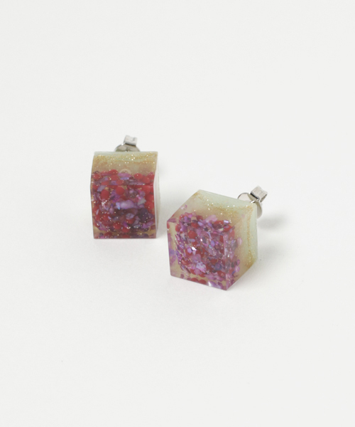 TONE SELECT GOODS(トーンセレクトグッズ)の「【rurururu】キュービックピアスM(ピアス(両耳用)・レディース・パープル/レッド/グリーン/その他/マルチ・FREE)」の2枚目の写真