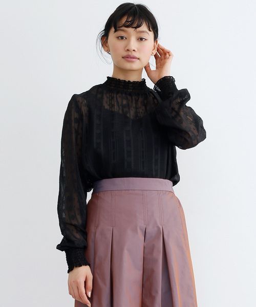 merlot plus(メルロープリュス)の「シフォンフラワードット刺繍ギャザーネックブラウス1029(シャツ/ブラウス)」|ブラック