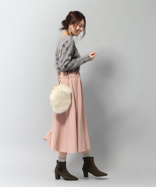 Andemiu(アンデミュウ)の「ハナJQオフショルニットプルオーバー773273(ニット/セーター・レディース・ブラック/グレー・FREE)」の10枚目の写真