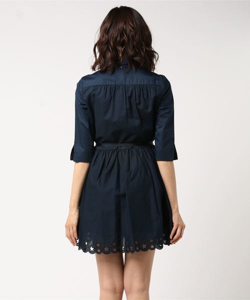 TOMMY HILFIGER（トミーヒルフィガー）の「フィッテッドブロイダリードレス（ワンピース・レディース・ネイビー・LARGE/MEDIUM/SMALL）」の2枚目の写真