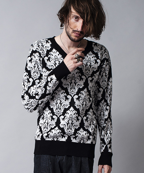 NO ID.（ノーアイディ）の「mn1761-ＣニットアラベスクＪＱ－Ｖ－Ｎプルオーバー（ニット/セーター・メンズ・ブラウン/ネイビー/ブラック×ホワイト/ブラック×ゴールド・1/2）」の2枚目の写真