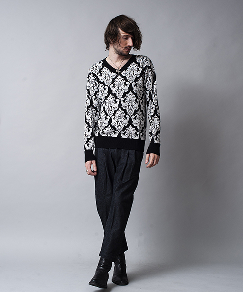 NO ID.（ノーアイディ）の「mn1761-ＣニットアラベスクＪＱ－Ｖ－Ｎプルオーバー（ニット/セーター・メンズ・ブラウン/ネイビー/ブラック×ホワイト/ブラック×ゴールド・1/2）」の7枚目の写真