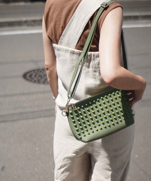 RiNc (リンク)の「【 GLAM JAM / グラムジャム 】 スタッズ ポーチ(ショルダーバッグ・レディース・ブルー系その他3/ブラック系その他2/その他/ブラック×シルバー/イエロー/オレンジ/ブルー系その他4/モカ/ブラック×ブラック/ピンク/ピンク系その他/ブルー系その他2/ホワイト/インディゴブルー/その他1/その他2/ホワイト系その他/サックスブルー/ホワイト×ゴールド/ブラック×ゴールド/カーキ・FREE)」の10枚目の写真