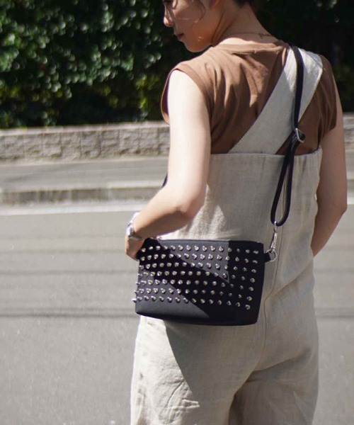 RiNc (リンク)の「【 GLAM JAM / グラムジャム 】 スタッズ ポーチ(ショルダーバッグ・レディース・ブルー系その他3/ブラック系その他2/その他/ブラック×シルバー/イエロー/オレンジ/ブルー系その他4/モカ/ブラック×ブラック/ピンク/ピンク系その他/ブルー系その他2/ホワイト/インディゴブルー/その他1/その他2/ホワイト系その他/サックスブルー/ホワイト×ゴールド/ブラック×ゴールド/カーキ・FREE)」の6枚目の写真