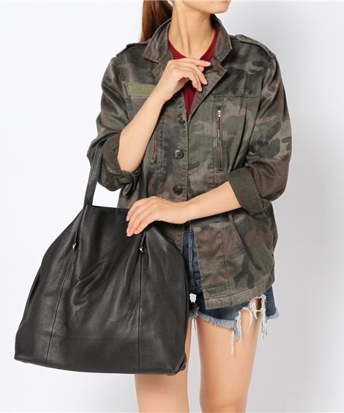 ROSE BUD(ローズバッド)の「1311011A LEATHER SQUARE BAG W/CHAIN STR(ハンドバッグ・レディース・ブラック/バーガンディー/カモフラージュ・ONE SIZE)」の5枚目の写真
