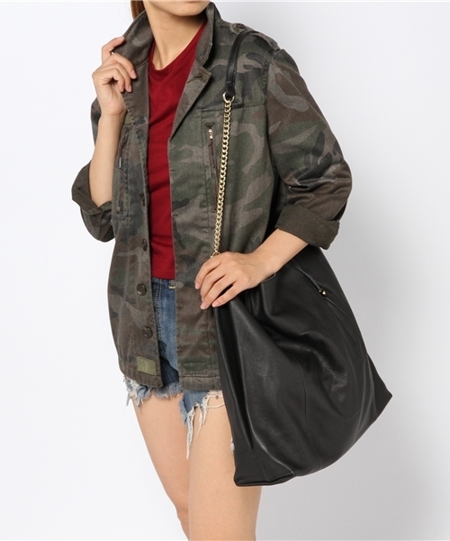 ROSE BUD(ローズバッド)の「1311011A LEATHER SQUARE BAG W/CHAIN STR(ハンドバッグ・レディース・ブラック/バーガンディー/カモフラージュ・ONE SIZE)」の4枚目の写真