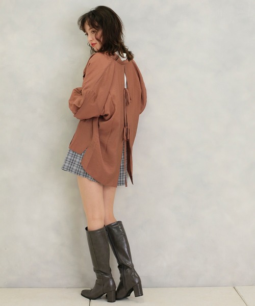 one after another NICE CLAUP（ワンアフターアナザーナイスクラップ）の「開襟後ろリボンブラウス（シャツ/ブラウス・レディース・ベージュ/ブラウン/オフホワイト/ミント・FREE）」の8枚目の写真