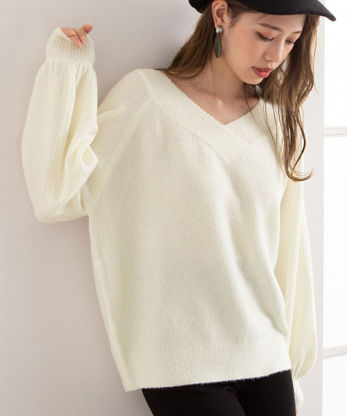 Newlyme（ニューリーミー）の「もちもち２ＷＡＹオフショルＶネックニットプルオーバー（ニット/セーター・レディース・ホワイト/ブラック/ベージュ/パープル/ブラウン/ピンク/ブルー/グリーン/ボルドー/ミント/モカ/グレイッシュベージュ/ロイヤルブルー・MEDIUM/LARGE/X-LARGE/SMALL）」の2枚目の写真