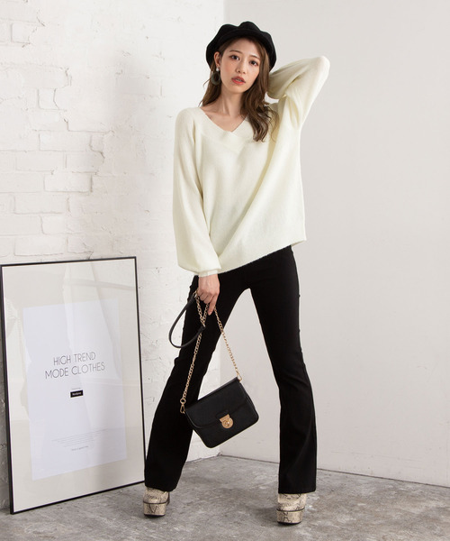 Newlyme（ニューリーミー）の「もちもち２ＷＡＹオフショルＶネックニットプルオーバー（ニット/セーター・レディース・ホワイト/ブラック/ベージュ/パープル/ブラウン/ピンク/ブルー/グリーン/ボルドー/ミント/モカ/グレイッシュベージュ/ロイヤルブルー・MEDIUM/LARGE/X-LARGE/SMALL）」の18枚目の写真