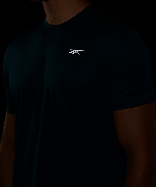 Reebok(リーボック)の「ランニング エッセンシャルズ シャツ / Running Essentials Shirt(Tシャツ/カットソー・メンズ・グレー/ライトブルー/グリーン/ブラック・LARGE/MEDIUM/SMALL/X-LARGE/X-SMALL/XXX-LARGE/XX-LARGE)」の7枚目の写真
