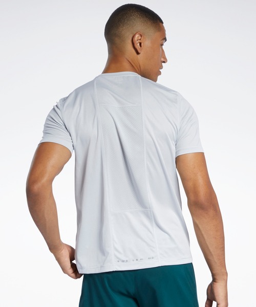 Reebok(リーボック)の「ランニング エッセンシャルズ シャツ / Running Essentials Shirt(Tシャツ/カットソー・メンズ・グレー/ライトブルー/グリーン/ブラック・LARGE/MEDIUM/SMALL/X-LARGE/X-SMALL/XXX-LARGE/XX-LARGE)」の9枚目の写真