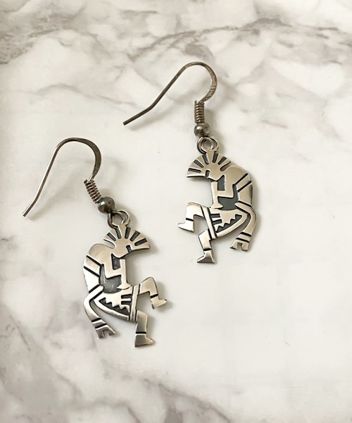 Made Theater Jewelry インディアンジュエリー のファッション In アクセサリー Indian シアター In Usa ピアス 両耳用 ココペリモチーフフックピアス シアター 大感謝上品セール