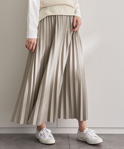 earth music&ecology（アースミュージックアンドエコロジー）の「フェイクレザープリーツスカート ＊（スカート・レディース・ピンクベージュ/アイボリー/グレイッシュベージュ/ベージュ・FREE）」の4枚目の写真