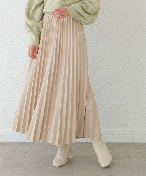 earth music&ecology（アースミュージックアンドエコロジー）の「フェイクレザープリーツスカート ＊（スカート・レディース・ピンクベージュ/アイボリー/グレイッシュベージュ/ベージュ・FREE）」の2枚目の写真