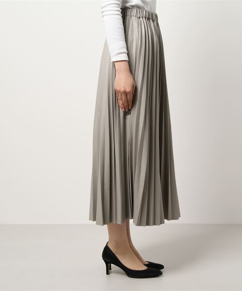 earth music&ecology（アースミュージックアンドエコロジー）の「フェイクレザープリーツスカート ＊（スカート・レディース・ピンクベージュ/アイボリー/グレイッシュベージュ/ベージュ・FREE）」の7枚目の写真