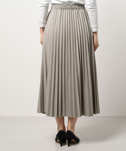 earth music&ecology（アースミュージックアンドエコロジー）の「フェイクレザープリーツスカート ＊（スカート・レディース・ピンクベージュ/アイボリー/グレイッシュベージュ/ベージュ・FREE）」の8枚目の写真