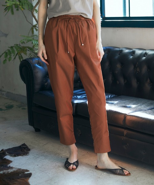 LE SOUK HOLIDAY（ルスークホリデー）の「タックテーパードパンツ（チノパンツ・レディース・ベージュ/ブラウン/ブラック/ネイビー/グリーン/カーキ/オレンジ・61/67/64）」の3枚目の写真