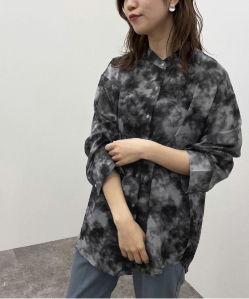 apres jour mignon（アプレジュールミニョン）の「タイダイ柄バンドカラーシャツ【ZOZOTOWN限定アイテム】（シャツ/ブラウス・レディース・ベージュ/ブラック/ブルー系その他・フリー/X-LARGE）」の2枚目の写真