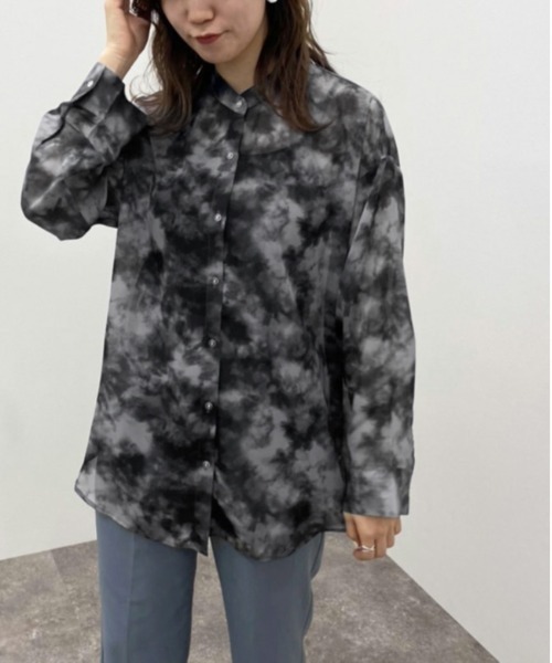 apres jour mignon（アプレジュールミニョン）の「タイダイ柄バンドカラーシャツ【ZOZOTOWN限定アイテム】（シャツ/ブラウス・レディース・ベージュ/ブラック/ブルー系その他・フリー/X-LARGE）」の4枚目の写真