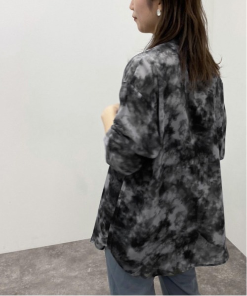 apres jour mignon（アプレジュールミニョン）の「タイダイ柄バンドカラーシャツ【ZOZOTOWN限定アイテム】（シャツ/ブラウス・レディース・ベージュ/ブラック/ブルー系その他・フリー/X-LARGE）」の6枚目の写真