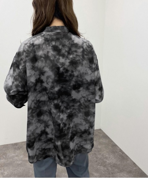 apres jour mignon（アプレジュールミニョン）の「タイダイ柄バンドカラーシャツ【ZOZOTOWN限定アイテム】（シャツ/ブラウス・レディース・ベージュ/ブラック/ブルー系その他・フリー/X-LARGE）」の7枚目の写真