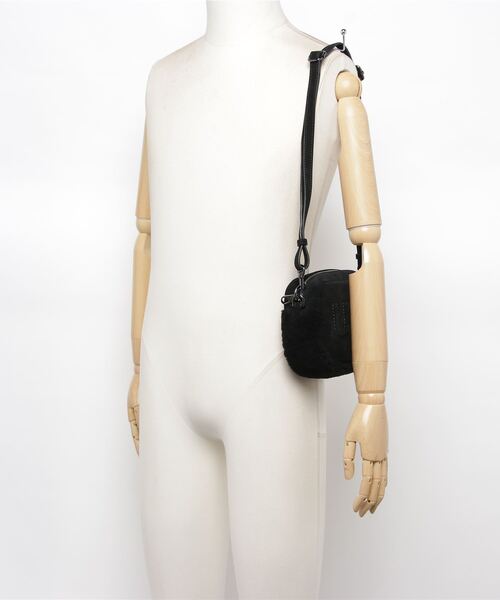 UGG（アグ）の「UGG Janey II UGG / アグ ジャニー ツー アグ（ショルダーバッグ・メンズ・ブラウン/ブラック・ONE SIZE）」の6枚目の写真