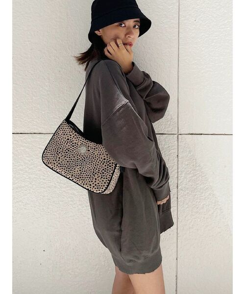 EVRIS（エヴリス）の「SUNNYピグメントオーバーサイズプルオーバー（スウェット・レディース・ブラック/ベージュ/パープル/グリーン/ボルドー・FREE）」の2枚目の写真