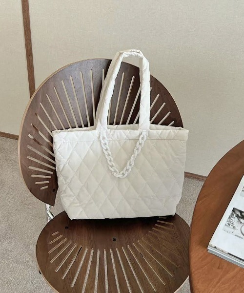 tukn.(トゥクン)の「キルティングショルダーバッグ(ショルダーバッグ・レディース・アイボリー/ブラック・FREE)」の6枚目の写真