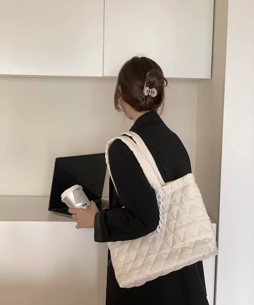 tukn.(トゥクン)の「キルティングショルダーバッグ(ショルダーバッグ・レディース・アイボリー/ブラック・FREE)」の11枚目の写真