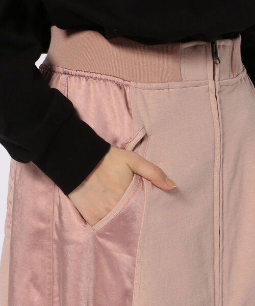 AVIREX（アヴィレックス）の「VINTAGE SATIN LONG SKIRT/ ヴィンテージサテンロングスカート（スカート・レディース・グリーン/ピンク・FREE）」の6枚目の写真