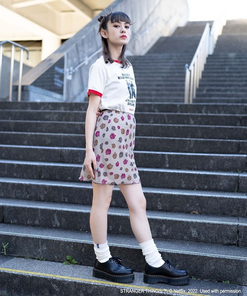 X-girl(エックスガール)の「X-girl × STRANGER THINGS (エックスガール×ストレンジャー・シングス)BOYS リンガーTシャツ(Tシャツ/カットソー・レディース・イエロー/ブラック/ホワイト・S/M)」の14枚目の写真