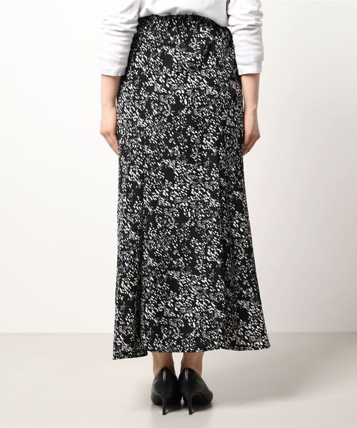 M.deux（エムドゥ）の「デシンプリントスカート（スカート・レディース・オフホワイト/ブラック・MEDIUM）」の4枚目の写真