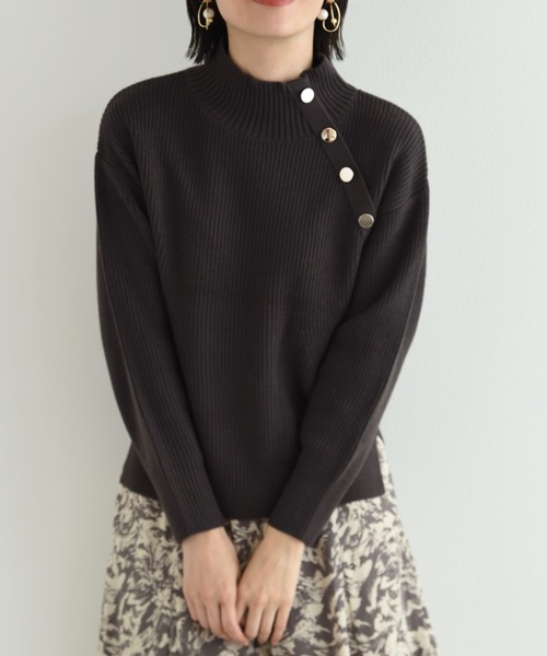 INTERPLANET(インタープラネット)の「片畦アシメ釦付きプルオーバー(ニット/セーター・レディース・サックスブルー/アイボリー/ブラック/チャコールグレー・FREE)」の5枚目の写真