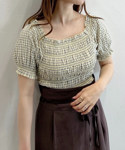 mysty woman(ミスティウーマン)の「無地/チェック柄ショートブラウス 294691(シャツ/ブラウス・レディース・ブラック/アイボリー/グリーン系/イエロー系・FREE)」の1枚目の写真