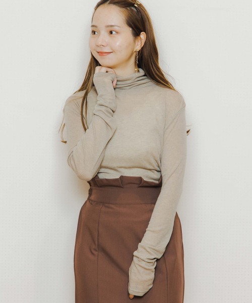 flower（フラワー）の「フェミニンシアータートル2（Tシャツ/カットソー・レディース・ベージュ/アイボリー/ブラック・FREE）」の2枚目の写真