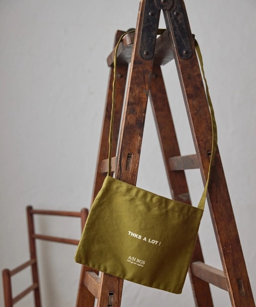 AMERICAN HOLIC（アメリカンホリック）の「メッセージプリントサコッシュ（ショルダーバッグ・レディース・カーキ/ナチュラル/ベージュ・FREE）」の3枚目の写真