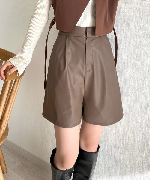 callautia（カラウティア）の「レザーハイウエストショートパンツ（その他パンツ・レディース・ブラック/アイボリー/ライトブラウン/グレイッシュベージュ/チャコール・SMALL/MEDIUM/LARGE）」の5枚目の写真