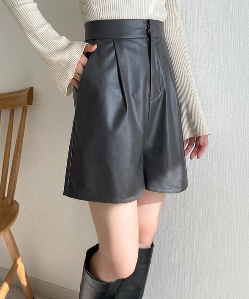 callautia（カラウティア）の「レザーハイウエストショートパンツ（その他パンツ・レディース・ブラック/アイボリー/ライトブラウン/グレイッシュベージュ/チャコール・SMALL/MEDIUM/LARGE）」の3枚目の写真