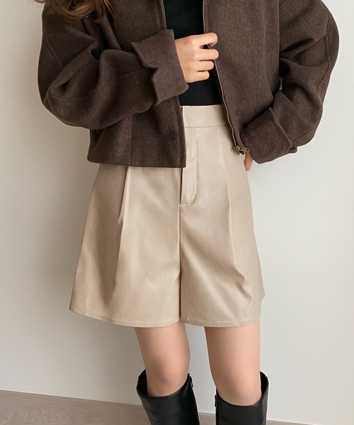 callautia（カラウティア）の「レザーハイウエストショートパンツ（その他パンツ・レディース・ブラック/アイボリー/ライトブラウン/グレイッシュベージュ/チャコール・SMALL/MEDIUM/LARGE）」の2枚目の写真