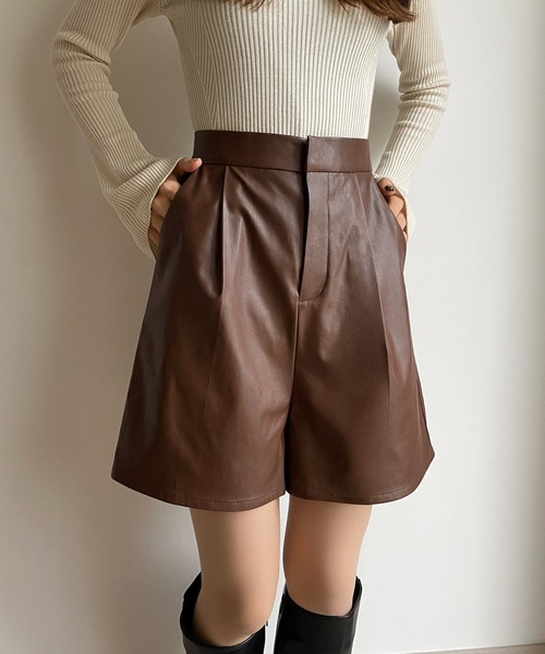 callautia（カラウティア）の「レザーハイウエストショートパンツ（その他パンツ・レディース・ブラック/アイボリー/ライトブラウン/グレイッシュベージュ/チャコール・SMALL/MEDIUM/LARGE）」の4枚目の写真