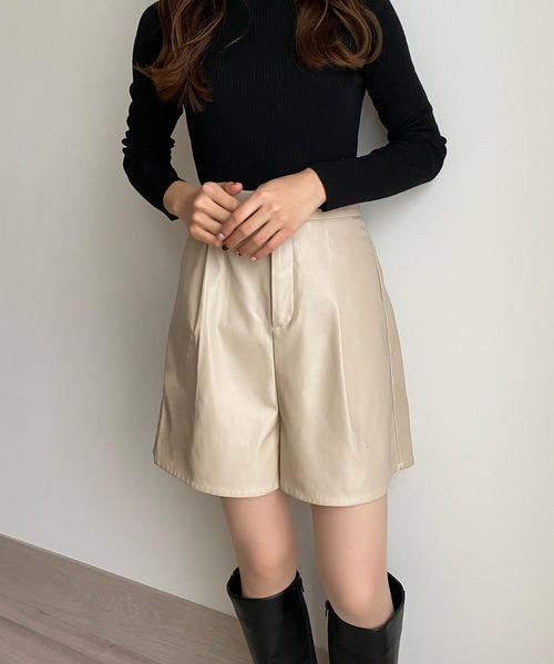 callautia（カラウティア）の「レザーハイウエストショートパンツ（その他パンツ・レディース・ブラック/アイボリー/ライトブラウン/グレイッシュベージュ/チャコール・SMALL/MEDIUM/LARGE）」の6枚目の写真