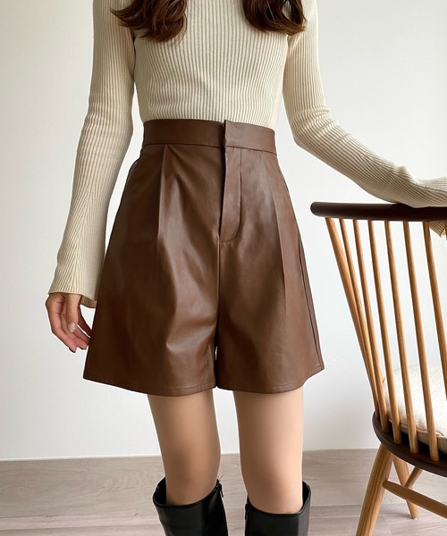 callautia（カラウティア）の「レザーハイウエストショートパンツ（その他パンツ・レディース・ブラック/アイボリー/ライトブラウン/グレイッシュベージュ/チャコール・SMALL/MEDIUM/LARGE）」の8枚目の写真