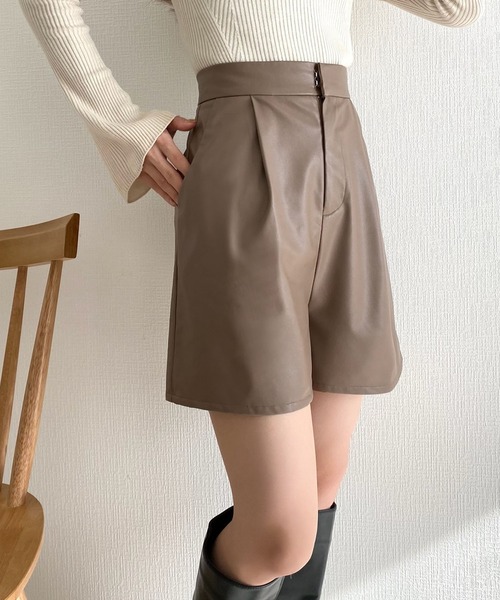 callautia（カラウティア）の「レザーハイウエストショートパンツ（その他パンツ・レディース・ブラック/アイボリー/ライトブラウン/グレイッシュベージュ/チャコール・SMALL/MEDIUM/LARGE）」の16枚目の写真