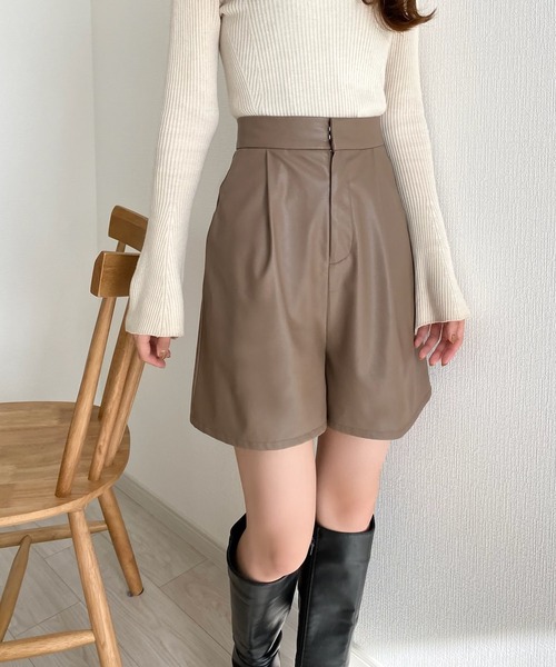 callautia（カラウティア）の「レザーハイウエストショートパンツ（その他パンツ・レディース・ブラック/アイボリー/ライトブラウン/グレイッシュベージュ/チャコール・SMALL/MEDIUM/LARGE）」の17枚目の写真