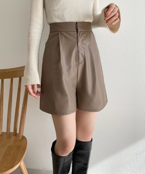 callautia（カラウティア）の「レザーハイウエストショートパンツ（その他パンツ・レディース・ブラック/アイボリー/ライトブラウン/グレイッシュベージュ/チャコール・SMALL/MEDIUM/LARGE）」の20枚目の写真
