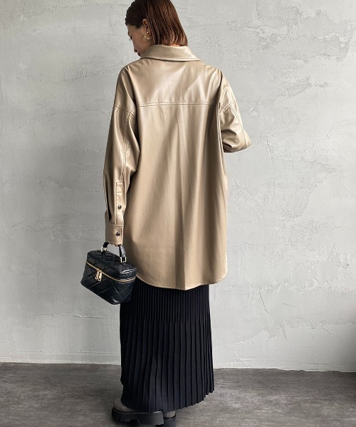 JEANS FACTORY Clothes（ジーンズファクトリークローズ）の「[Jeans Factory Clothes/ジーンズファクトリークローズ] フェイクレザー オーバーサイズシャツ（シャツ/ブラウス・レディース・ブラック/ベージュ・F）」の18枚目の写真