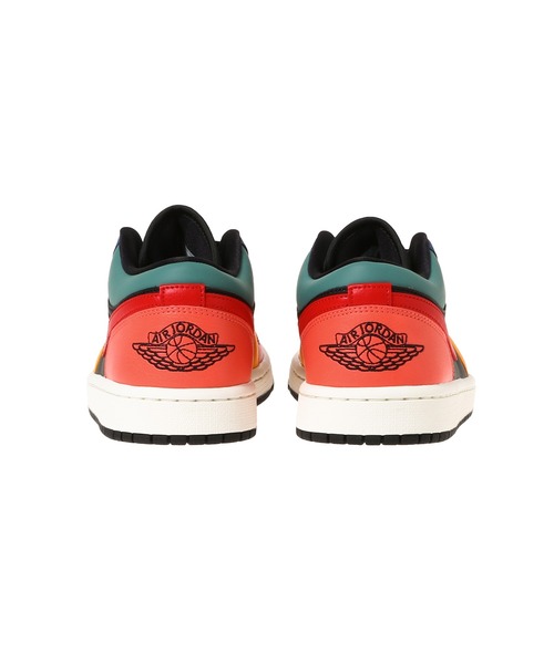 JORDAN BRAND(ジョーダンブランド)の「NIKE WMNS AIR JORDAN 1 LOW SE DN3739-060(スニーカー・レディース・ブラック・26cm/26.5cm/27cm/27.5cm/28cm/28.5cm/23㎝/24㎝/25㎝/23.5㎝/24.5㎝)」の4枚目の写真